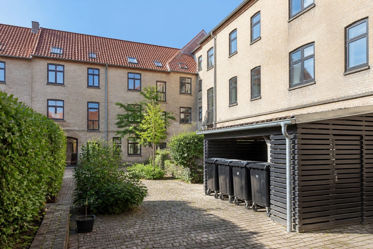Baggård og fællesareal til praktisk ejendomsservice